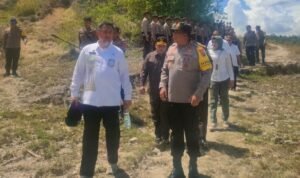 Penjabat Sekdaprov Gorontalo, Budiyanto Sidiki, bersama Kapolda Irjen Pol. Angesta Romano Yoyol, berada di lokasi gerakan penanaman 10 juta pohon di Desa Tabongo Timur, Kecamatan Tabongo, Kabupaten Gorontalo, Rabu (15/11/2023).