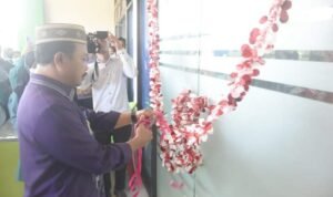 Penjabup Boalemo Sherman Moridu saat meresmikan gedung baru Puskesmas Mananggu
