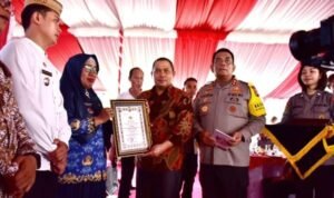 Penjagub Gorontalo Ismail Pakaya didampingi Kapolda Gorontalo Irjen Pol Angesta Romano Yoyol saat memberikan piagam penghargaan kepada desa/kelurahan pemenang progam kampung bebas narkoba dan minuman beralkohol.