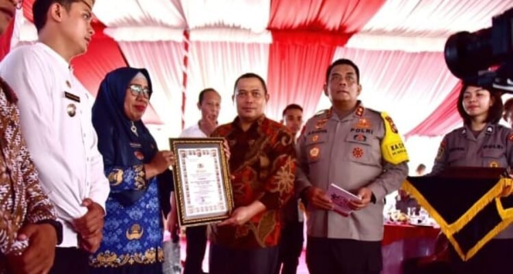 Penjagub Gorontalo Ismail Pakaya didampingi Kapolda Gorontalo Irjen Pol Angesta Romano Yoyol saat memberikan piagam penghargaan kepada desa/kelurahan pemenang progam kampung bebas narkoba dan minuman beralkohol.
