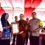 Penjagub Gorontalo Ismail Pakaya didampingi Kapolda Gorontalo Irjen Pol Angesta Romano Yoyol saat memberikan piagam penghargaan kepada desa/kelurahan pemenang progam kampung bebas narkoba dan minuman beralkohol.
