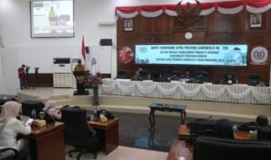 Persetujuan bersama berita acara antara Penjabat Gubernur Gorontalo Ismail Pakaya dengan Ketua DPRD Provinsi Gorontalo Paris RA Jusuf terkait Rancangan Peraturan Daerah Anggaran Pendapatan dan Belanja Daerah (APBD) tahun 2024 untuk ditetapkan menjadi Perda. Persetujuan diambil melalui Rapat Paripurna ke-130 Pembicaraan Tingkat II yang berlangsung di ruang rapat DPRD, Senin, (20/11/2023). (Foto -Nova