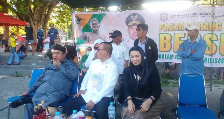 Tiga Aleg DPRD Provinsi Gorontalo Fikram Salilama, Adhan Dambea, Meyke Camaru Memantau Pasar Murah.