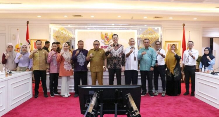 Penjagub Gorontalo Ismail Pakaya dan jajarannya bertemu dengan jajaran Pejabat di Kementerian Pendayagunaan Aparatur Negara dan Reformasi Biroksi di Jakarta, Selasa, (21/11/2023). Pertemuan tersebut dipimpin Deputi Bidang Birokrasi, Akuntabilitas Aparatur dan Pengawasan Erwan Agus Purwanto. (Foto – Zakir BPG)