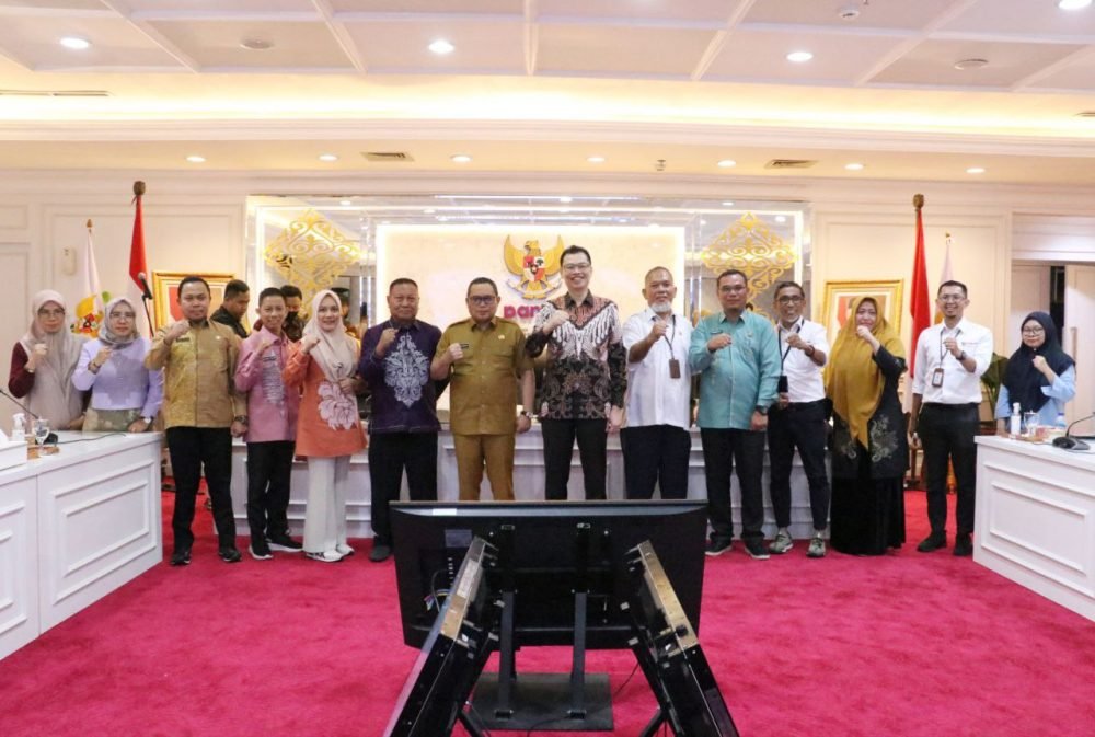 Penjagub Gorontalo Ismail Pakaya dan jajarannya bertemu dengan jajaran Pejabat di Kementerian Pendayagunaan Aparatur Negara dan Reformasi Biroksi di Jakarta, Selasa, (21/11/2023). Pertemuan tersebut dipimpin Deputi Bidang Birokrasi, Akuntabilitas Aparatur dan Pengawasan Erwan Agus Purwanto. (Foto – Zakir BPG)