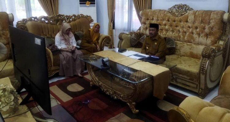 Penjabup Boalemo Sherman Moridu saat membuka kegiatan penguatan kapasitas kepala sekolah SMP di kabupaten Boalemo