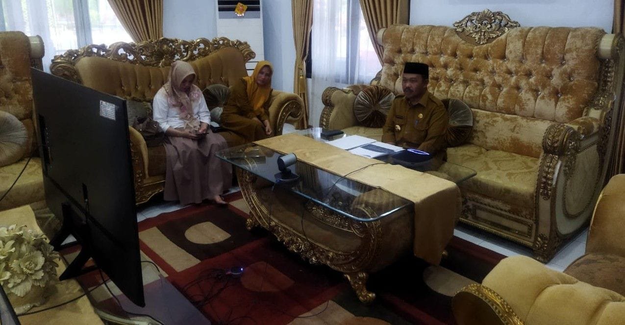 Penjabup Boalemo Sherman Moridu saat membuka kegiatan penguatan kapasitas kepala sekolah SMP di kabupaten Boalemo