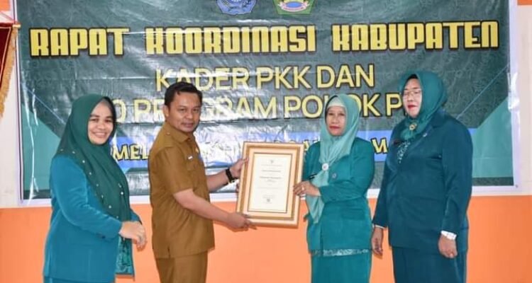 Penjabat Sekda Boalemo Supandra Nur saat membuka rapat koordinasi Kabupaten Kader PKK dan 10 Program Pokok PKK