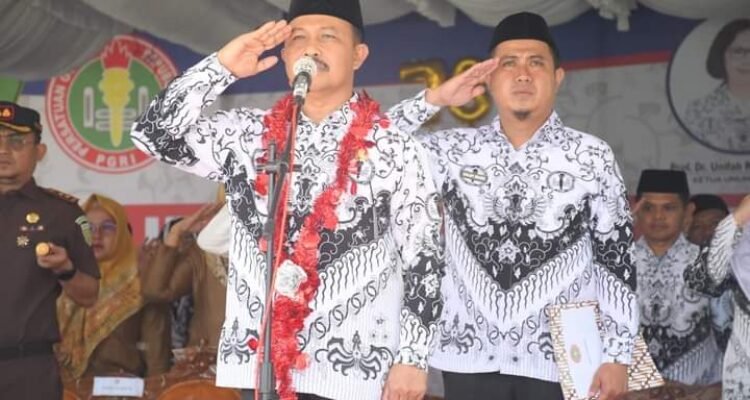 Penjabup Boalemo Sherman Moridu saat memimpin upacara Hari Guru Nasional