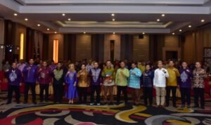 Penjabat Gubernur Gorontalo Ismail Pakaya dan seluruh Peserta seminar Nasional yang diselenggarakan oleh Asosiasi Pemerintah Provinsi Seluruh Indonesia (APPSI), bertempat di Hotel Aston Kota Gorontalo, Senin, (27/11/2023). (Foto – Fadil)