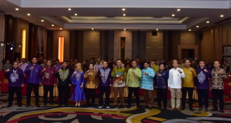Penjabat Gubernur Gorontalo Ismail Pakaya dan seluruh Peserta seminar Nasional yang diselenggarakan oleh Asosiasi Pemerintah Provinsi Seluruh Indonesia (APPSI), bertempat di Hotel Aston Kota Gorontalo, Senin, (27/11/2023). (Foto – Fadil)