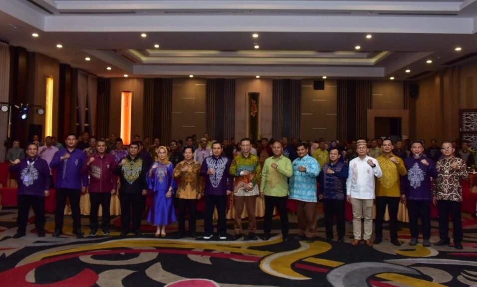 Penjabat Gubernur Gorontalo Ismail Pakaya dan seluruh Peserta seminar Nasional yang diselenggarakan oleh Asosiasi Pemerintah Provinsi Seluruh Indonesia (APPSI), bertempat di Hotel Aston Kota Gorontalo, Senin, (27/11/2023). (Foto – Fadil)