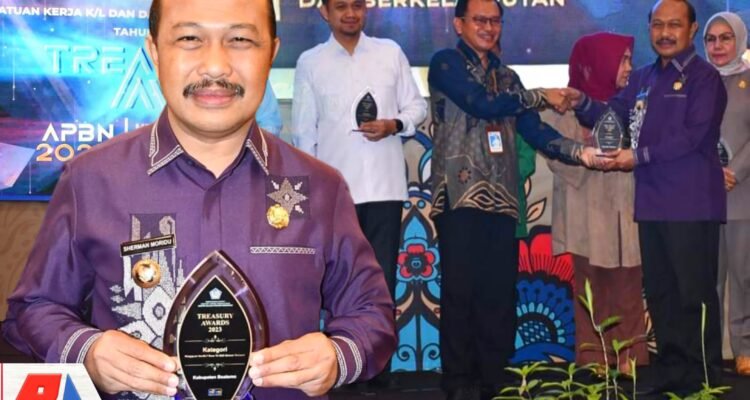 Penjabat Bupati Boalemo Sherman Moridu saat menghadiri penyerahan daftar isian pelaksanaan anggaran (DIPA) satuan kerja K/L dan daftar alokasi transfer ke daerah tahun Anggaran 2024 yang dirangkaikan dengan Treasury Awards