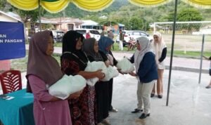 Meyce Kamaru Mengawal Bantuan Pangan didua Kecamatan di Kota Gorontalo