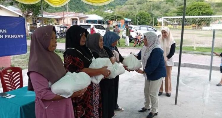 Meyce Kamaru Mengawal Bantuan Pangan didua Kecamatan di Kota Gorontalo