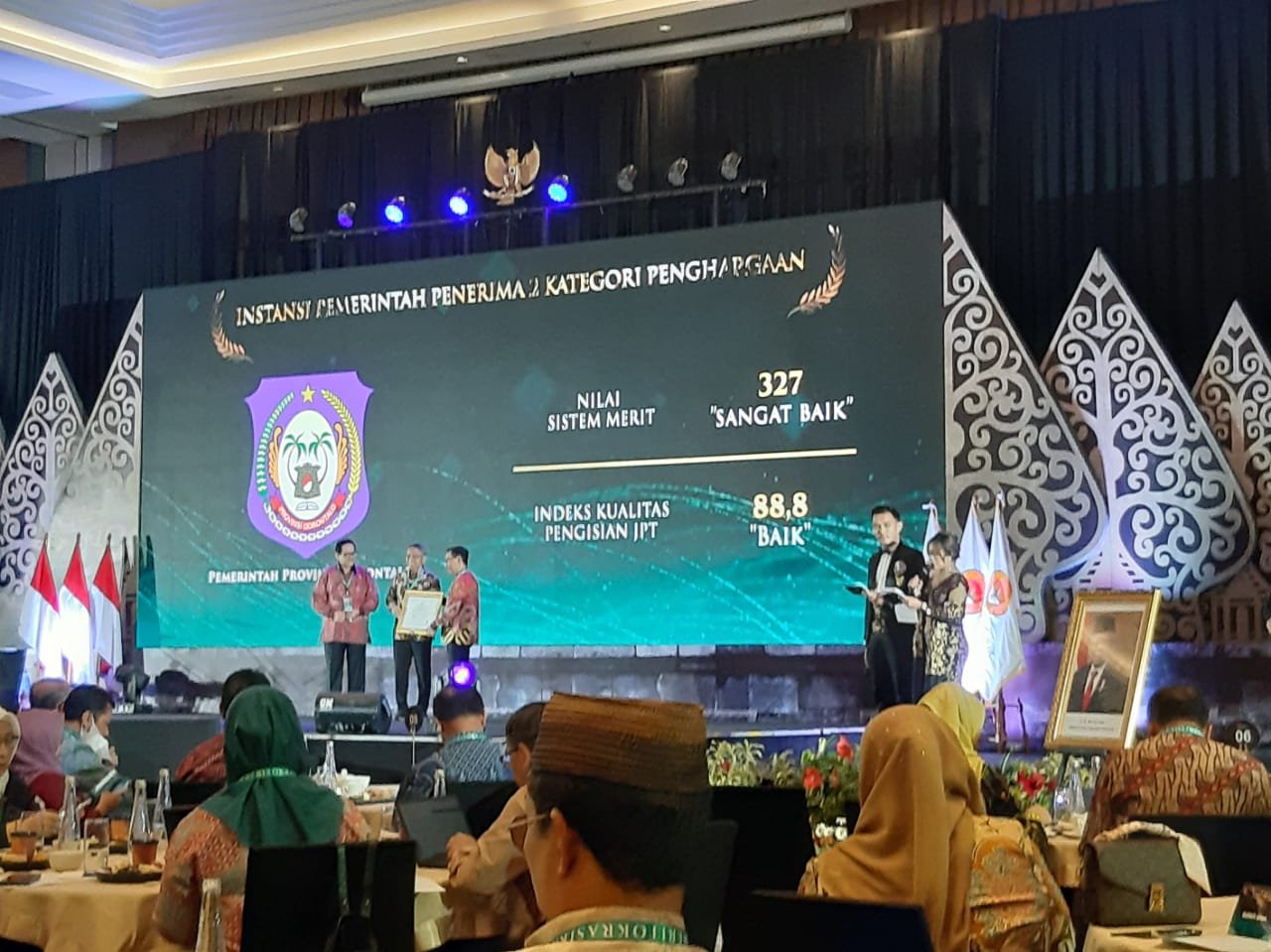 Badan Kepegawaian Daerah (BKD) Provinsi Gorontalo saat menerima dua penghargaan Anugerah Meritokrasi 2023 yang diselenggarakan oleh Komisi Aparatur Sipil Negara (KASN) di Yogyakarta, Jumat (7/12/2023)