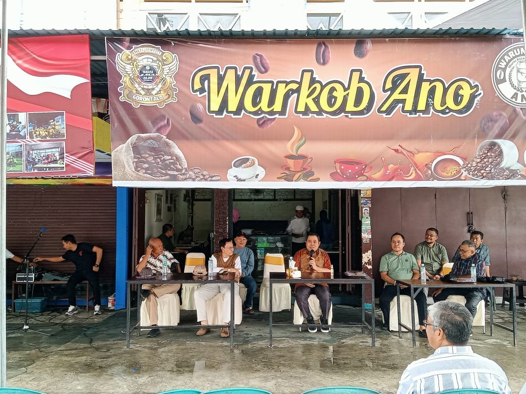 Penjagub Ismail Pakaya saat menghadiri silaturahmi bersama Komunitas Warkop bertempat di Warkop Ano, Sabtu (9/12/2023).