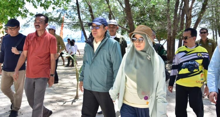 Penjagub Gorontalo Ismail Pakaya didampingi Ketua Dekranasda Provinsi Gorontalo Fima Agustina saat meninjau pulau Saronde, di kabupaten Gorontalo Utara, Minggu (10/12/2023).