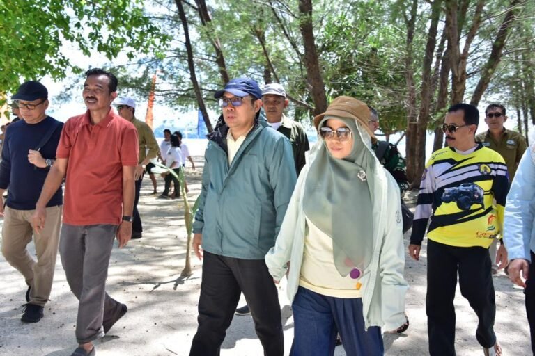 Penjagub Gorontalo Ismail Pakaya didampingi Ketua Dekranasda Provinsi Gorontalo Fima Agustina saat meninjau pulau Saronde, di kabupaten Gorontalo Utara, Minggu (10/12/2023).