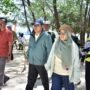 Penjagub Gorontalo Ismail Pakaya didampingi Ketua Dekranasda Provinsi Gorontalo Fima Agustina saat meninjau pulau Saronde, di kabupaten Gorontalo Utara, Minggu (10/12/2023).