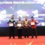 Penjagub Gorontalo Ismail Pakaya bersama pemenang Kategori Desa/Kelurahan Digital terbaik pada ajang Kominfotik Award 2023, yang digelar Jumat malam, (8/12/2023)