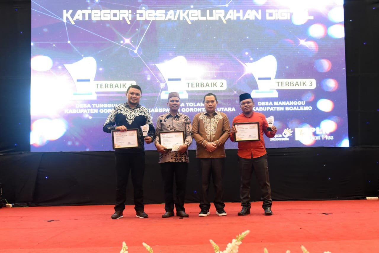 Penjagub Gorontalo Ismail Pakaya bersama pemenang Kategori Desa/Kelurahan Digital terbaik pada ajang Kominfotik Award 2023, yang digelar Jumat malam, (8/12/2023)