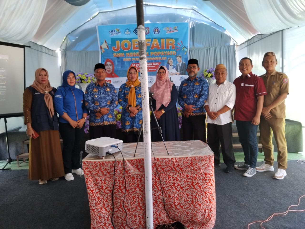 Foto bersama Disnakertrans Pohuwato, SMKN 1 Popayato dan Investor yang ikut dalam job fair