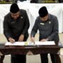 Sekda Provinsi Gorontalo, Sofian Ibrahim (kiri) dan Ketua DPRD Provinsi Gorontalo, Paris RA. Jusuf, menandatangani berita acara persetujuan bersama Ranperda penyelenggaraan perizinan berusaha pada rapat paripurna ke-132, Senin (18/12/2023). (Foto : Haris)