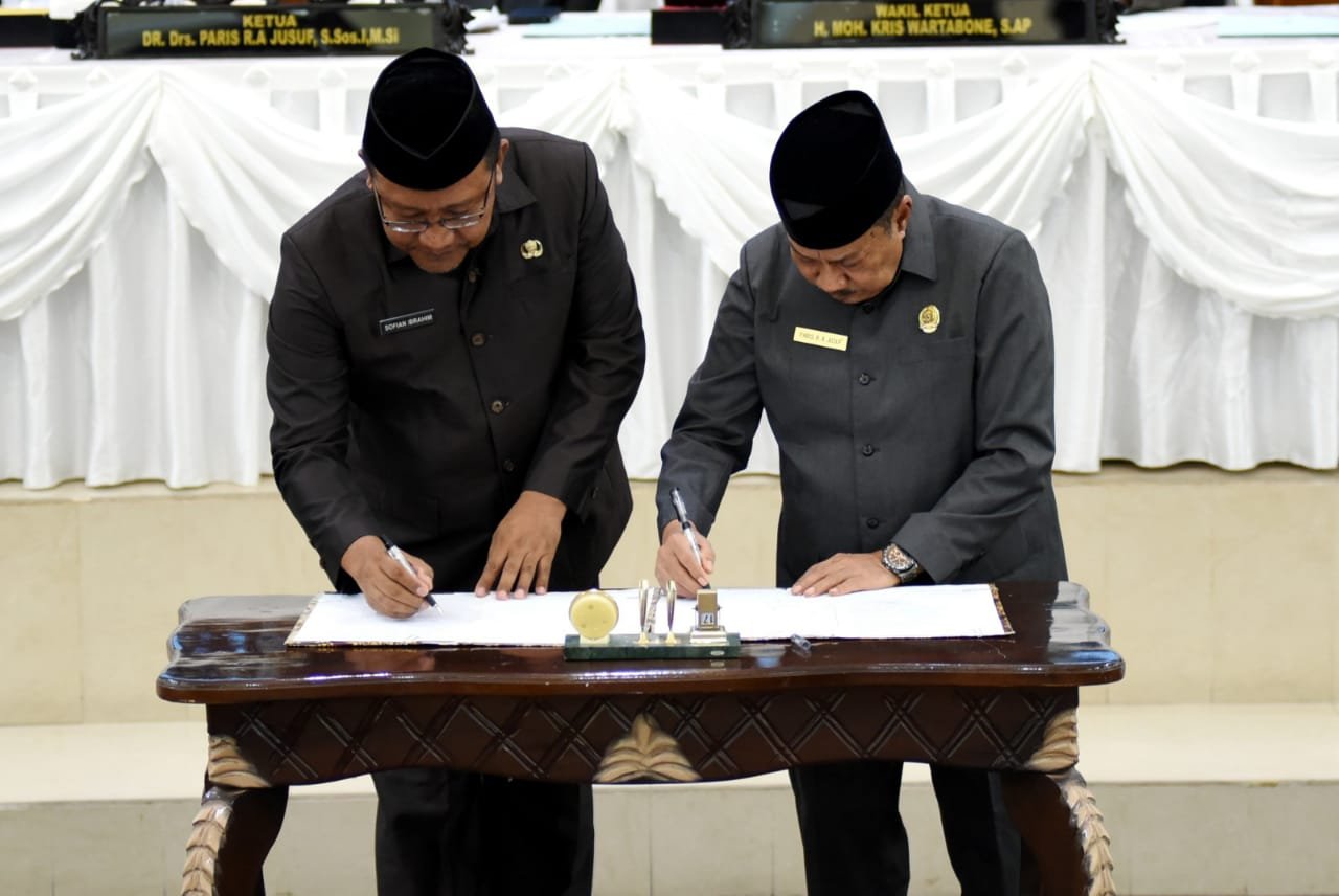 Sekda Provinsi Gorontalo, Sofian Ibrahim (kiri) dan Ketua DPRD Provinsi Gorontalo, Paris RA. Jusuf, menandatangani berita acara persetujuan bersama Ranperda penyelenggaraan perizinan berusaha pada rapat paripurna ke-132, Senin (18/12/2023). (Foto : Haris)