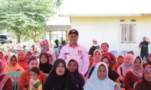 Foto bersama Wawan Hatama dan masyarakat yang antusias mengikuti reses, Selasa,5 Desember 2023