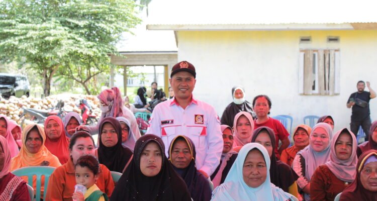 Foto bersama Wawan Hatama dan masyarakat yang antusias mengikuti reses, Selasa,5 Desember 2023
