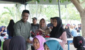 Abdullah Diko serahkan bantuan kepada masyarakat Taluditi