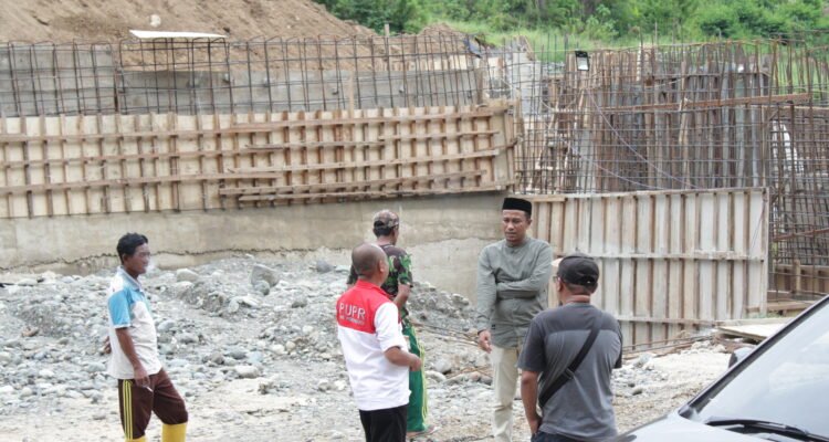 Ketua Fraksi PKB DPRD Pohuwato Abdullah Diko, dan Dinas PUPR bersama warga tinjau pembangunan jaringan Irigasi Taluditi