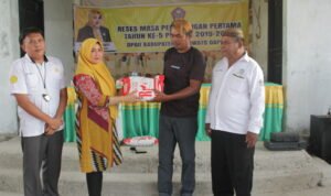 Politisi Golkar Yulianty serahkan bantuan benih jagung kepada masyarakat petani di Sidorukun, Kecamaran Randangan