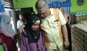Ketua DPRD Pohuwato Nasir Giasi merangkul seorang ibu yang menjadi tulang punggung keluarga