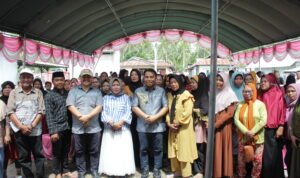 Wakil Ketua DPRD Pohuwato Nirwan Due foto bersama masyarakat Patilanggio dan Duhiada'a