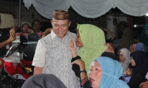 Beni Nento merangkul warga yang datang menyampaikan aspirasi dalam reses yang ia gelar, Sabtu,9 Desember 2023