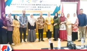 Penjabup Boalemo Sherman Moridu saat membuka Rapat Evaluasi Standar Pelayanan Minimal (SPM) Kesehatan Tingkat Kabupaten Tahun 2023, di Hotel Damhil, Kota Gorontalo, Ahad (3/12/23).