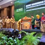 Penjagub Gorontalo Ismail Pakaya saat memukul gong, sebagai tanda dibukanya pelaksanaan rapat koordinasi daerah (Rakorda) dalam rangka diseminasi Sensus Pertanian 2023 (ST2023)