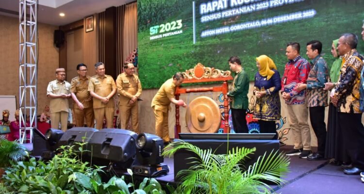 Penjagub Gorontalo Ismail Pakaya saat memukul gong, sebagai tanda dibukanya pelaksanaan rapat koordinasi daerah (Rakorda) dalam rangka diseminasi Sensus Pertanian 2023 (ST2023)