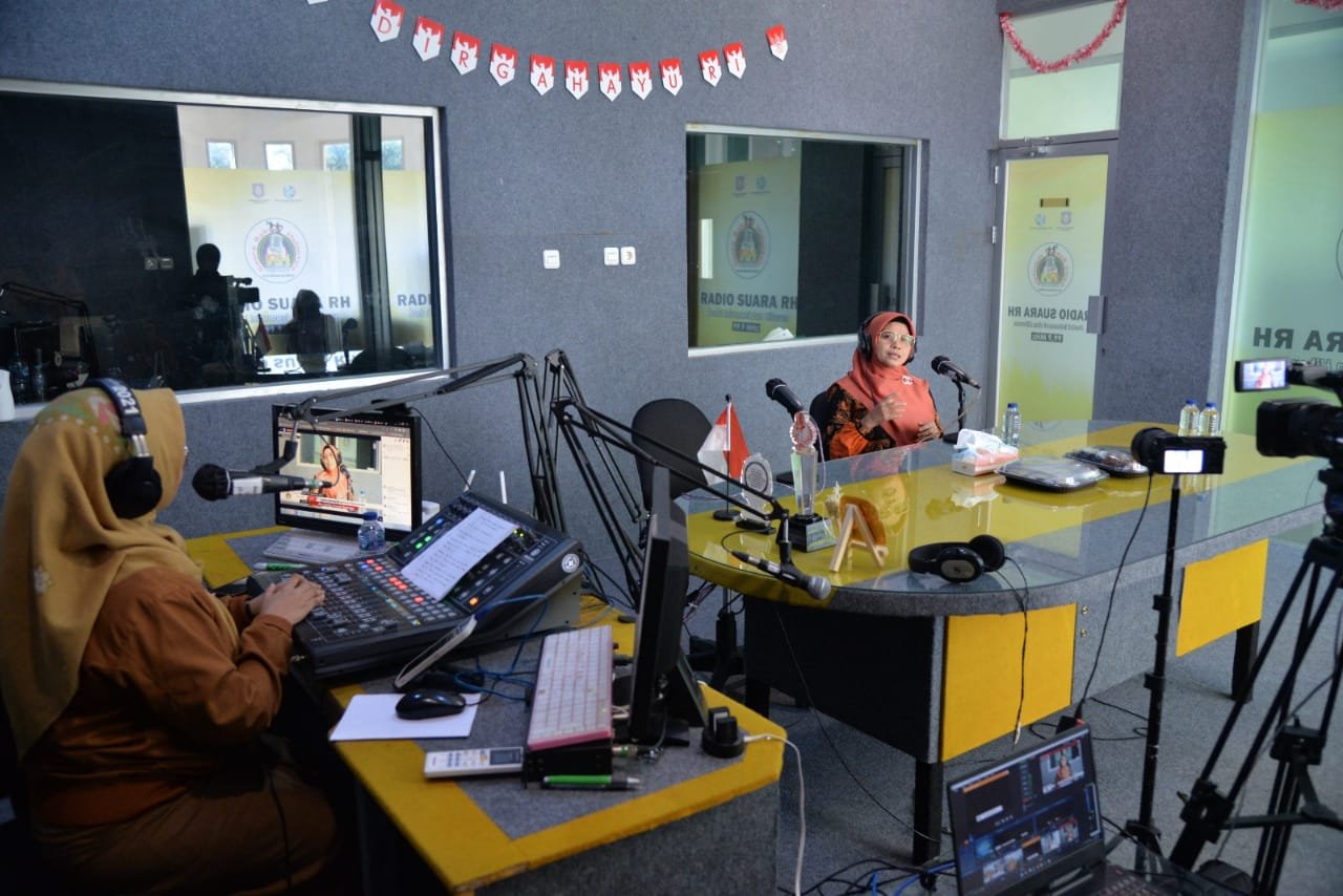 Ketua Tim Penggerak PKK Provinsi Gorontalo  Fima Agustina saat menjadi narasumber dalam program Dialog Aspirasi di Suara Radio Hulonthalo, Senin (4/12/2023). 