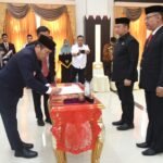 Penjagub Gorontalo Ismail Pakaya menandatangani berita acara serah terima jabatan Sekdaprov Gorontalo pada pelantikan di aula rumah jabatan gubernur, Rabu (6/12/2023).