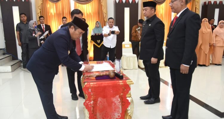 Penjagub Gorontalo Ismail Pakaya menandatangani berita acara serah terima jabatan Sekdaprov Gorontalo pada pelantikan di aula rumah jabatan gubernur, Rabu (6/12/2023).