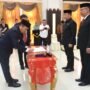Penjagub Gorontalo Ismail Pakaya menandatangani berita acara serah terima jabatan Sekdaprov Gorontalo pada pelantikan di aula rumah jabatan gubernur, Rabu (6/12/2023).