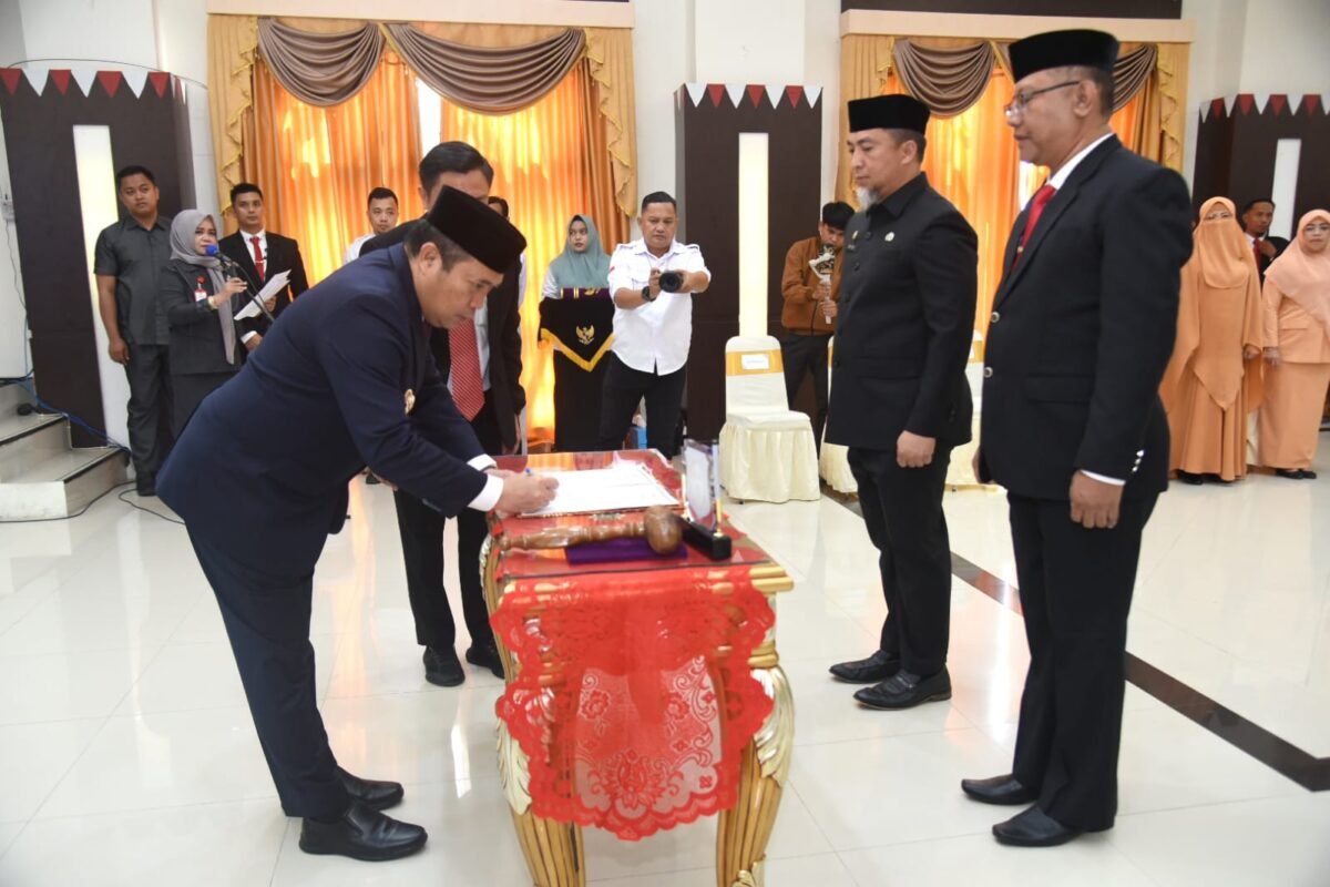 Penjagub Gorontalo Ismail Pakaya menandatangani berita acara serah terima jabatan Sekdaprov Gorontalo pada pelantikan di aula rumah jabatan gubernur, Rabu (6/12/2023).