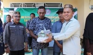 Febriyanto Mardain bagikan bantuan pangan kepada masyarakat di Kecamatan Buntulia
