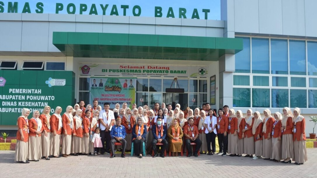 Foto bersama, Wakil Bupati Pohuwato, Tim Surveyor, Kepala Puskesmas dan tenaga kesehatan Popayato Barat