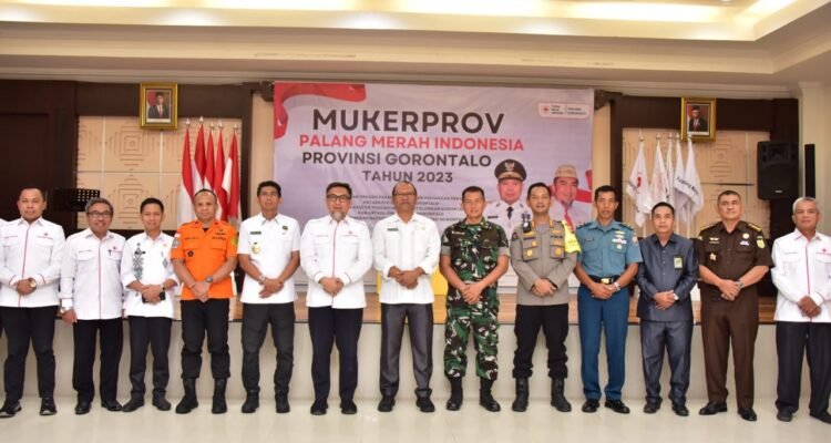 Sekdaprov Gorontalo Sofian Ibrahim, Plt Ketua PMI Provinsi Gorontalo dan jajaran perwakilan Forkopimda saat menghadiri Musyawarah Kerja (Mukerprov) PMI Provinsi Gorontalo Tahun 2023, bertempat di Aula Rumah Dinas Gubernur, Rabu, (20/12/2023). Foto – Andika