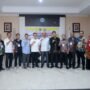 Sekretaris Daerah Sofian Ibrahim didampingi Kepala Dinas Tenaga Kerja, ESDM dan Transmigrasi Wardoyo Pongoliu foto bersama anggota Komite Akreditasi Lembaga Pelatihan Kerja (KA-LPK) periode 2023-2027 usai pengukuhan, Rabu (20/12/2023). (Foto: Fikri Diskominfotik)