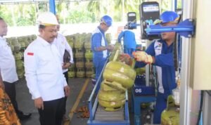 Penjabup Boalemo, Sherman Moridu saat meresmikan SPPBE PT. Bumi Panua  di desa Tapadaa kecamatan Botumoito